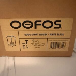 OOFOS Women's OOMG Sport Sneakers - White and Black